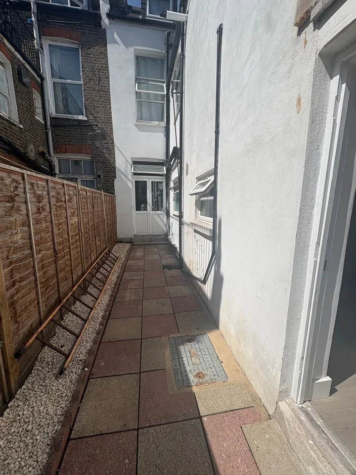 Flat Streatley Road in Greater London