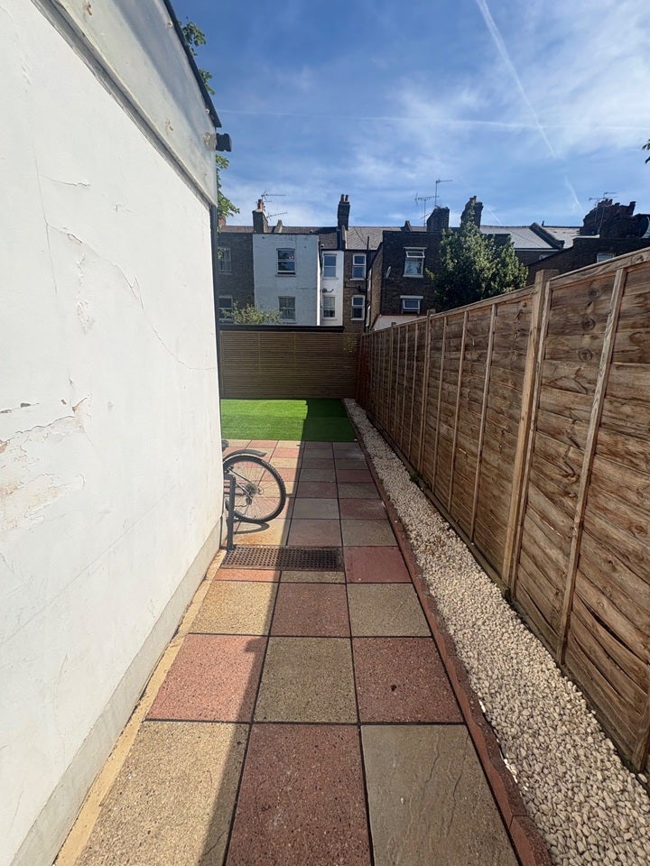 Flat Streatley Road in Greater London