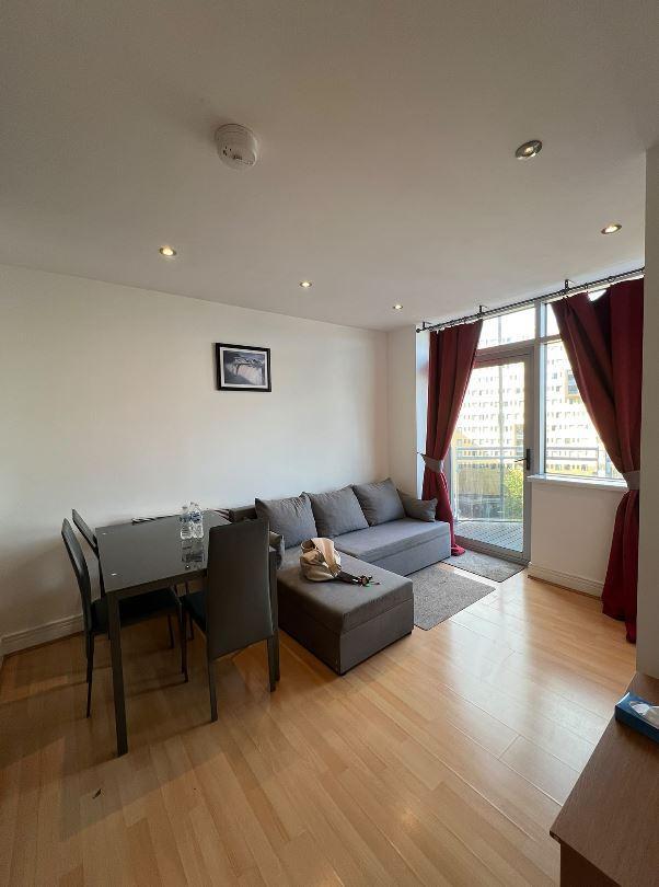 Flat Gerry Raffles Square in Greater London