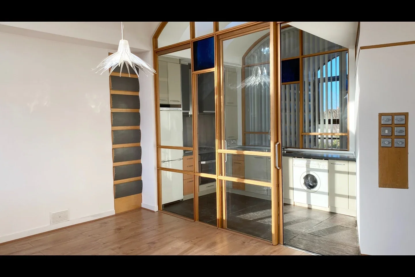 Flat Highfield Avenue in Greater London