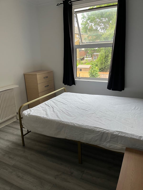 Room Albert Road in Greater London