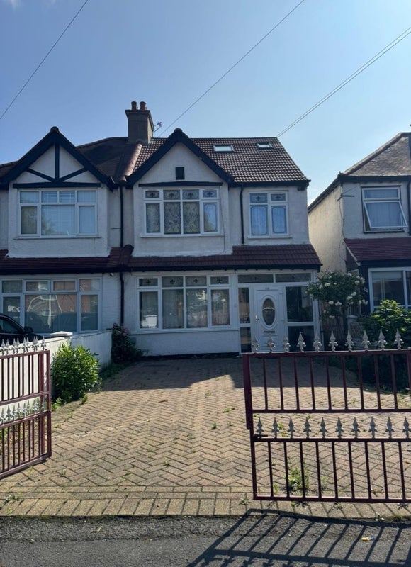 Room Lodge Road in Greater London