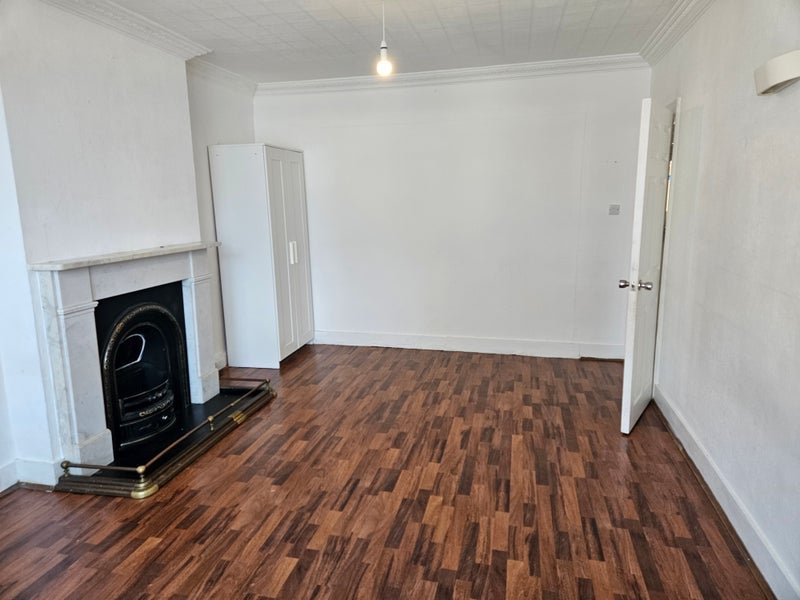 Room Lodge Road in Greater London