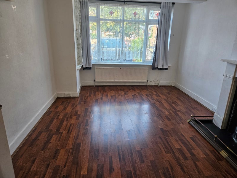 Room Lodge Road in Greater London