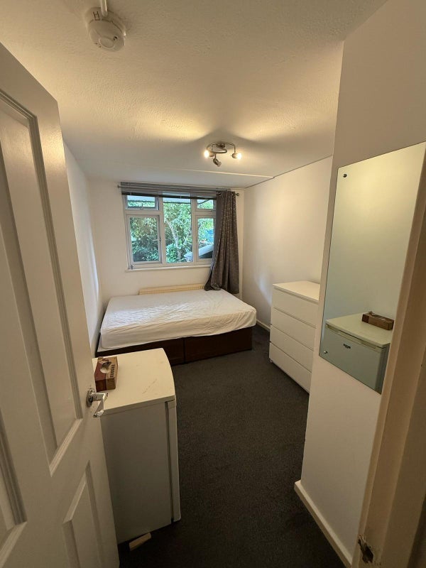 Room Clements Road in Greater London