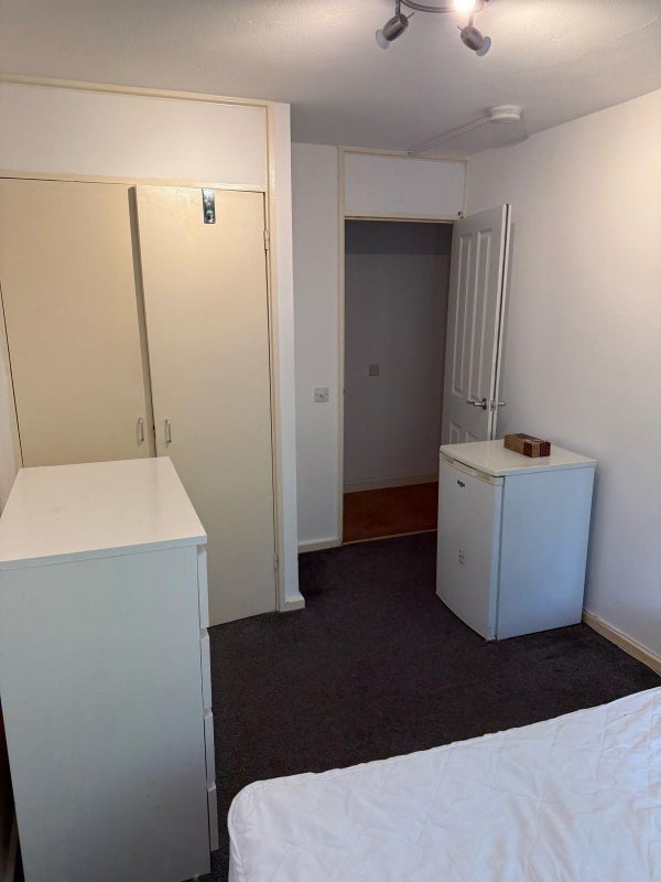 Room Clements Road in Greater London