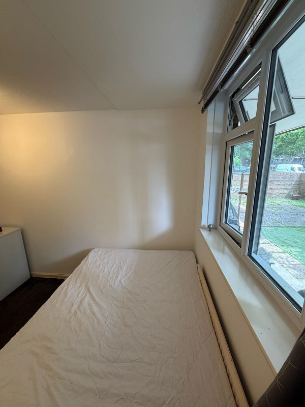 Room Clements Road in Greater London