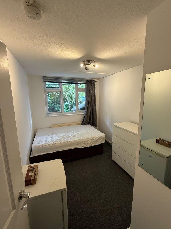 Room Clements Road in Greater London