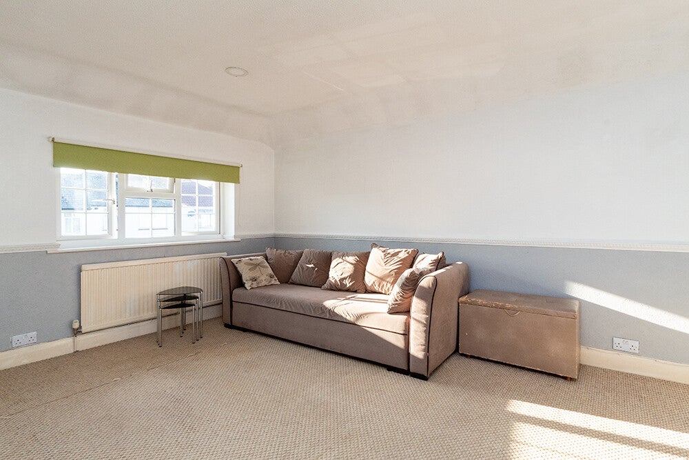 Flat Windmill Lane in Greater London