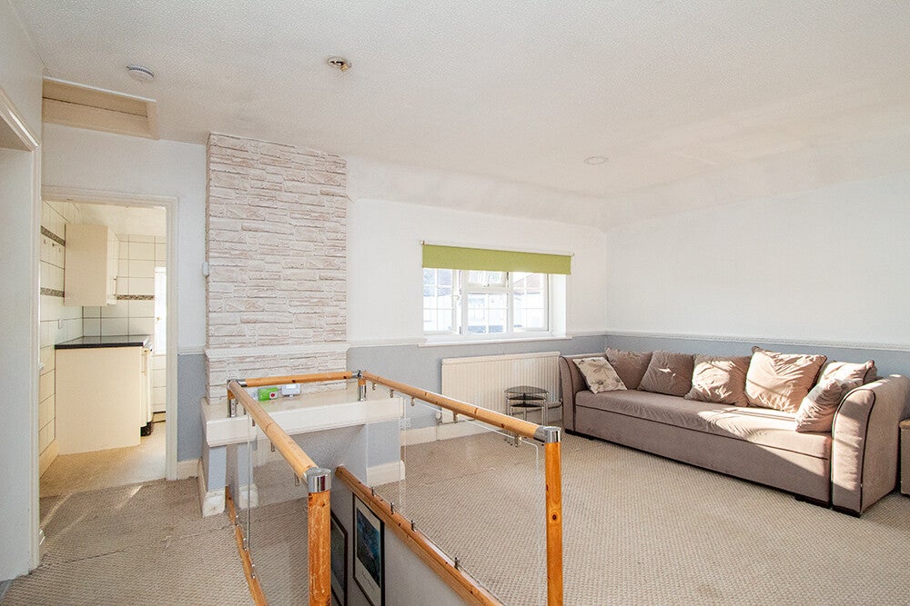 Flat Windmill Lane in Greater London