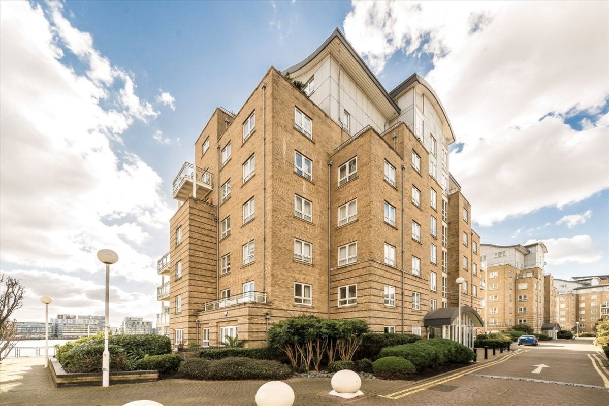 Flat St. Davids Square in Greater London