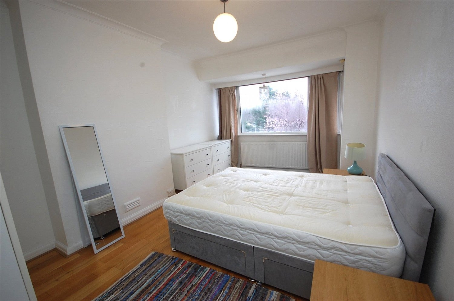 Flat Highcroft Gardens in Greater London