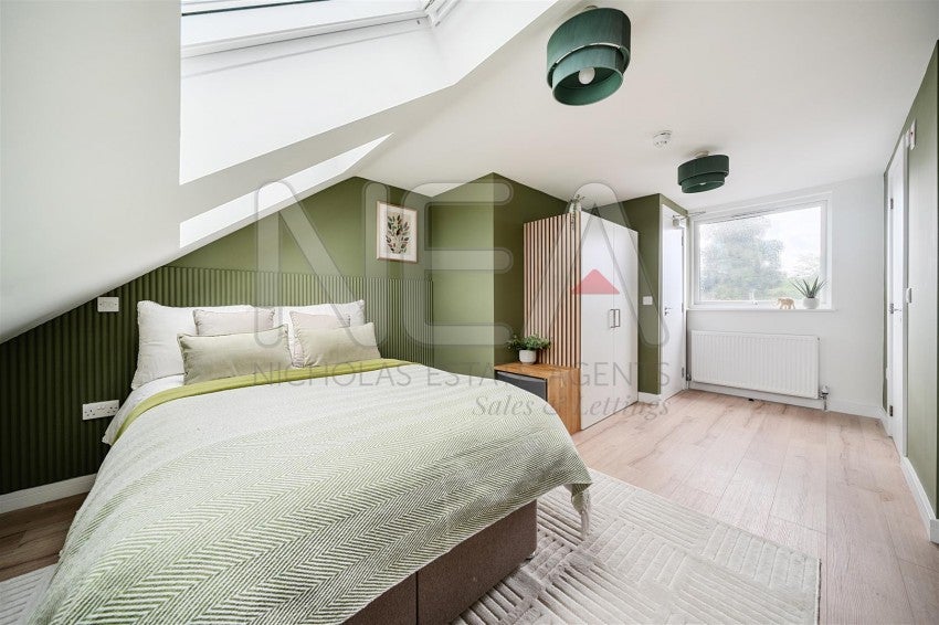 Room Curzon Street in Reading