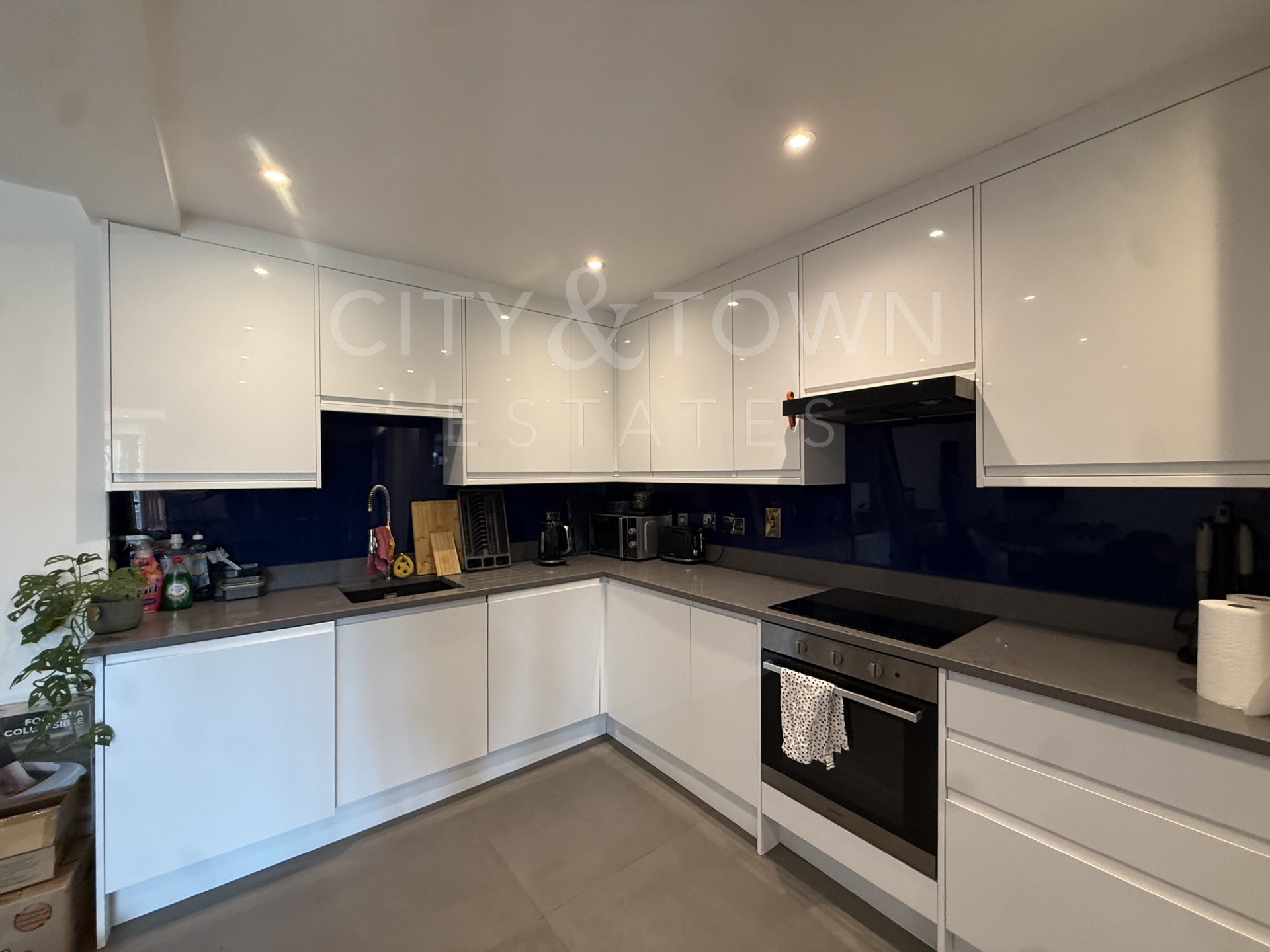 Flat Copperfield Road in Greater London