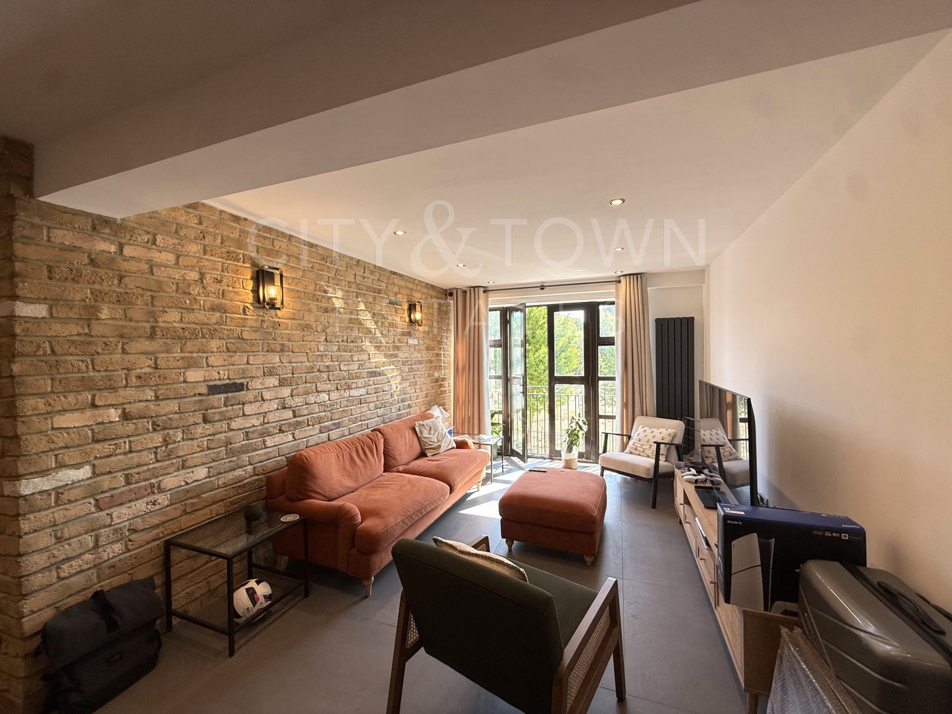 Flat Copperfield Road in Greater London