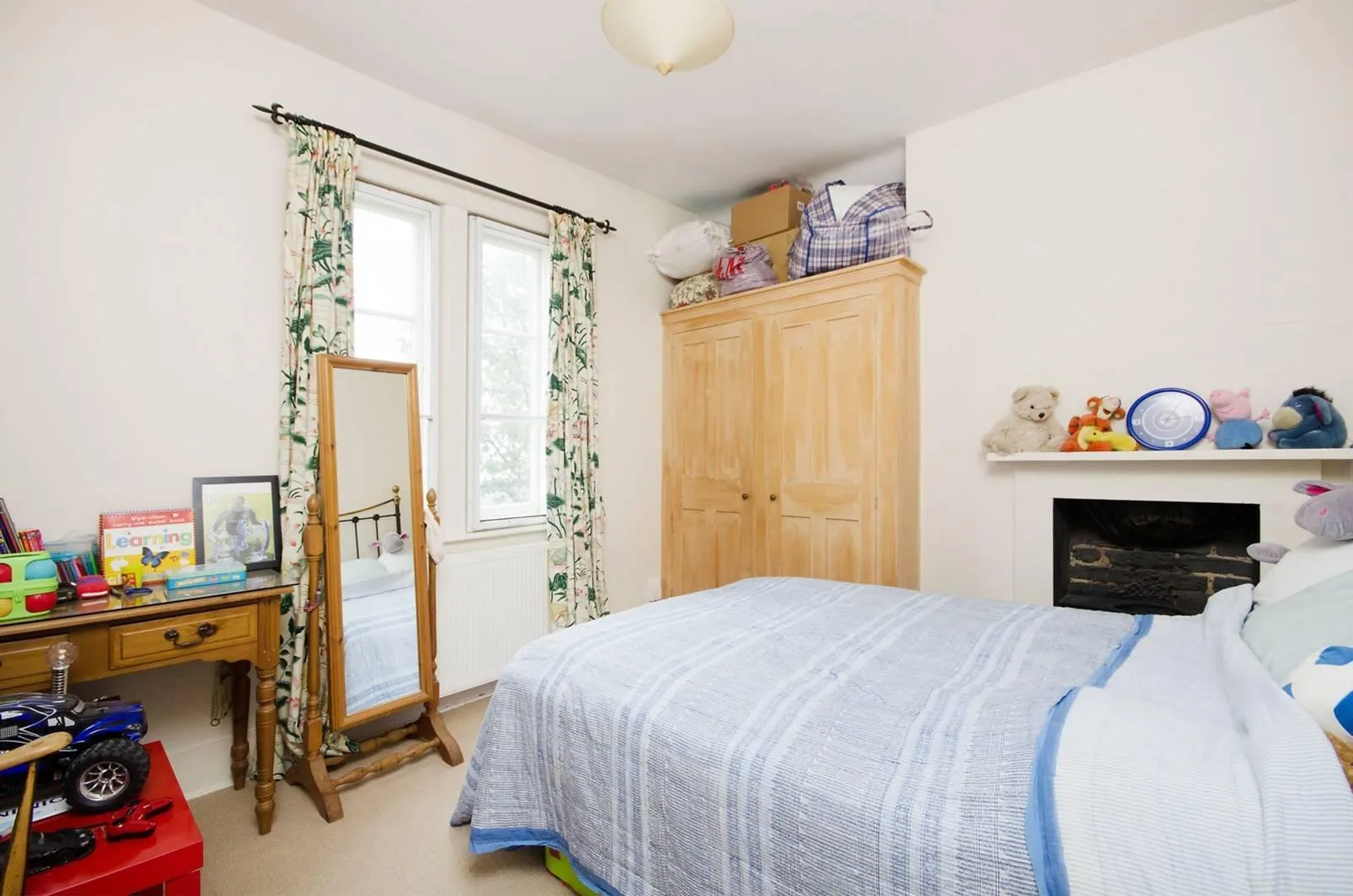 Flat Watts Street in Greater London