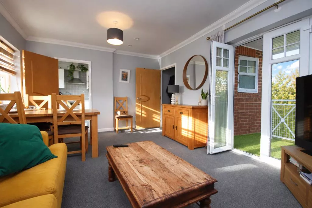 Flat Emlyn Lane in Mole Valley