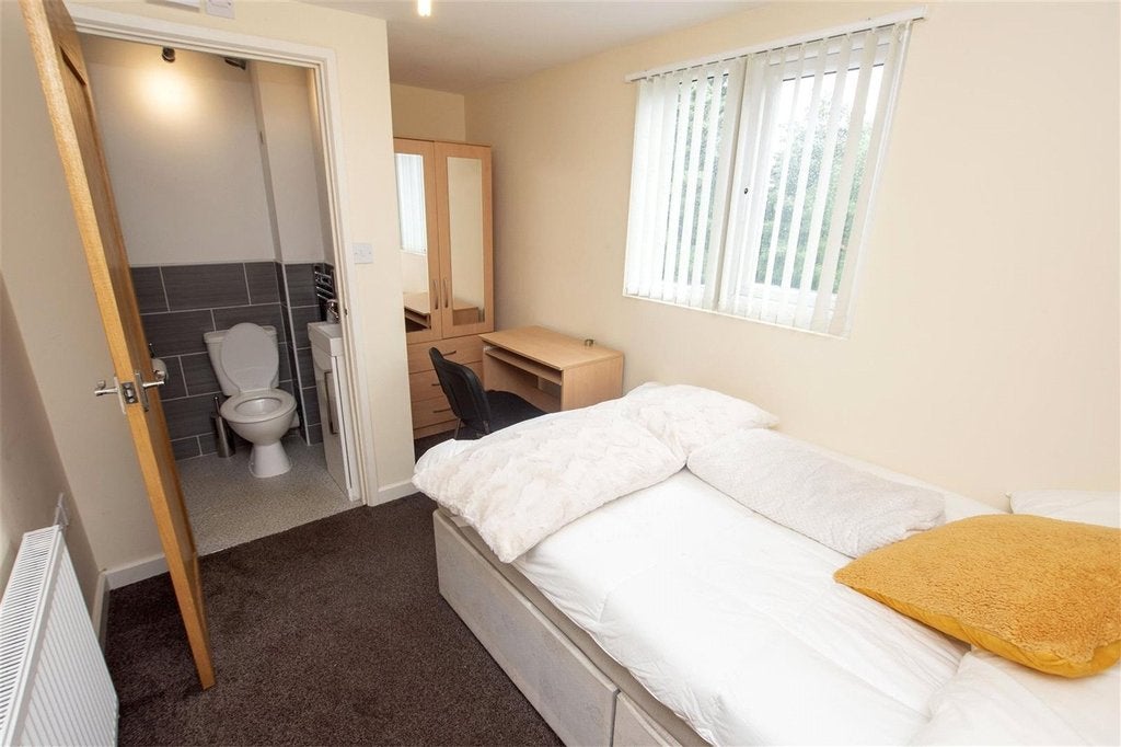 Room Heeley Road in Birmingham