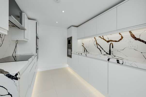 Flat Portsmouth Road in Elmbridge
