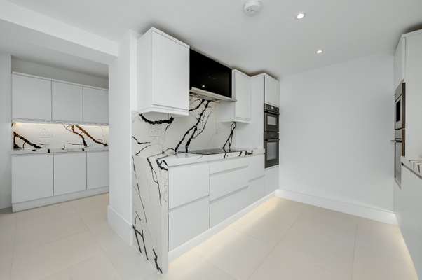Flat Portsmouth Road in Elmbridge