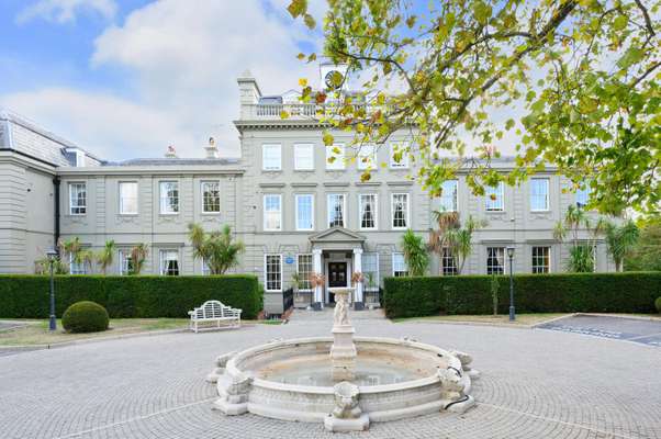 Flat Portsmouth Road in Elmbridge