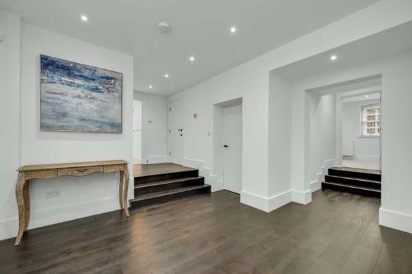 Flat Portsmouth Road in Elmbridge