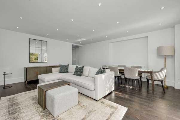 Flat Portsmouth Road in Elmbridge