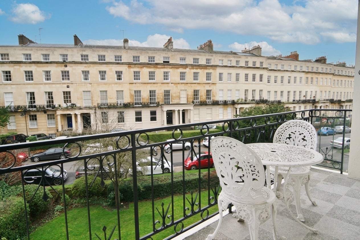 Flat Lansdown Crescent in Cheltenham