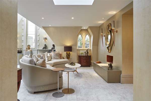 Flat Rose Square in Greater London