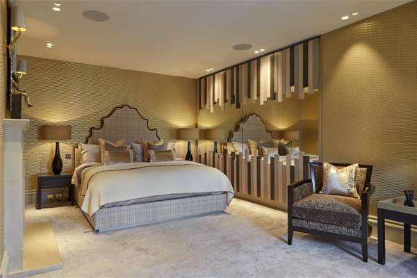 Flat Rose Square in Greater London
