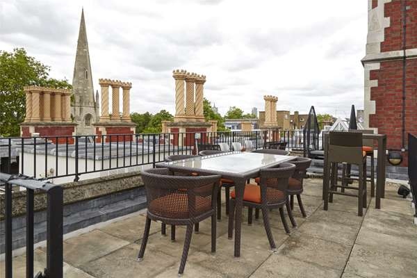 Flat Rose Square in Greater London