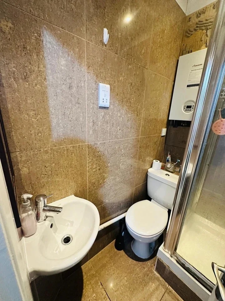 Room Barnwell Road in Greater London