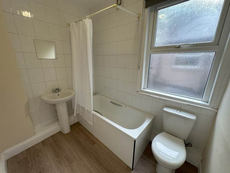 Flat Cheltenham Terrace in Newcastle upon Tyne