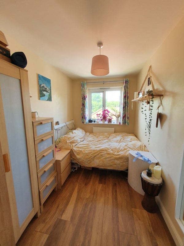 Room New Charlton Way in Bristol