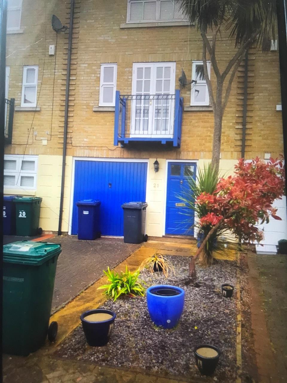 Room Hampton Close in Greater London