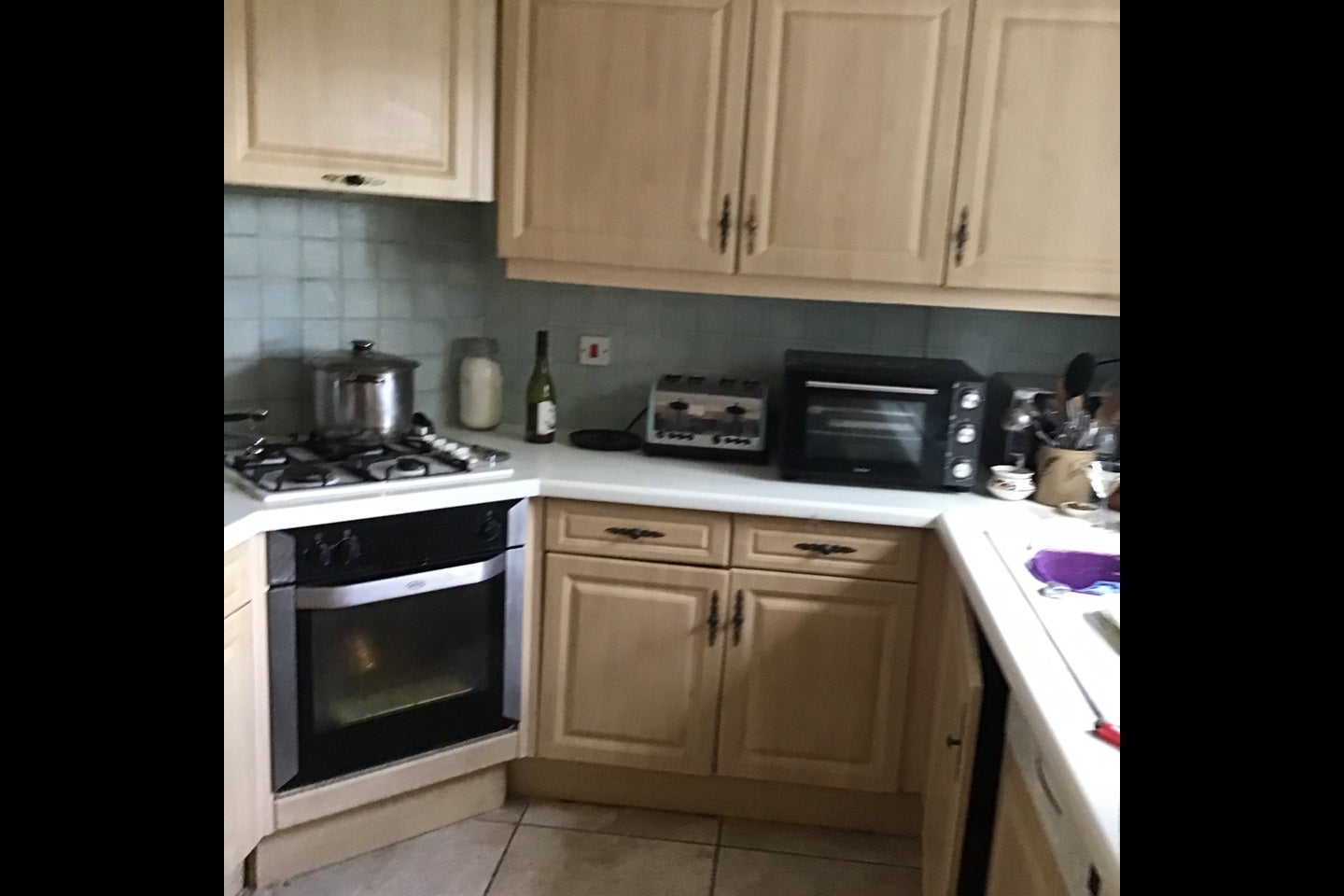 Room Hampton Close in Greater London