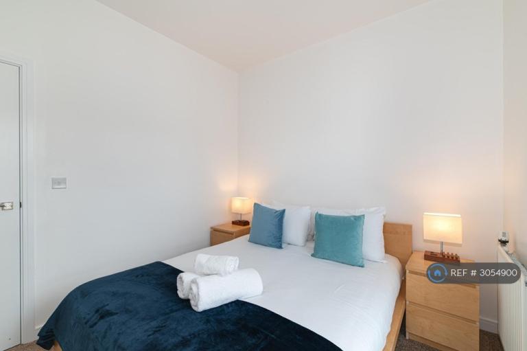 Flat Bramwell Way in Greater London
