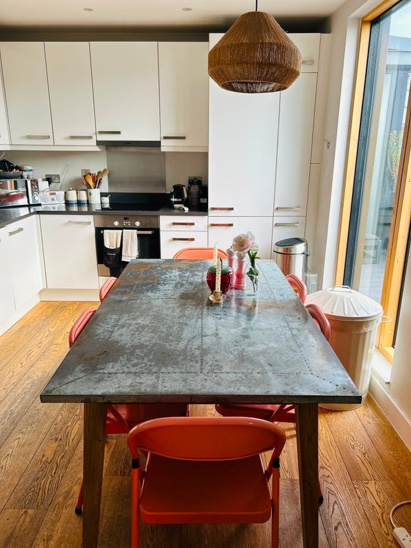 Room Mint Street in Greater London