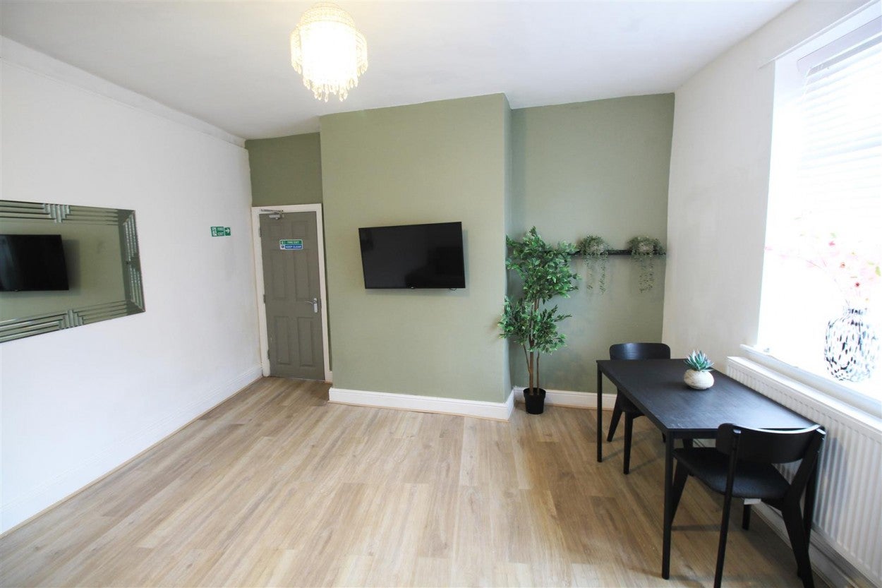 Room Shaw Road in Royton