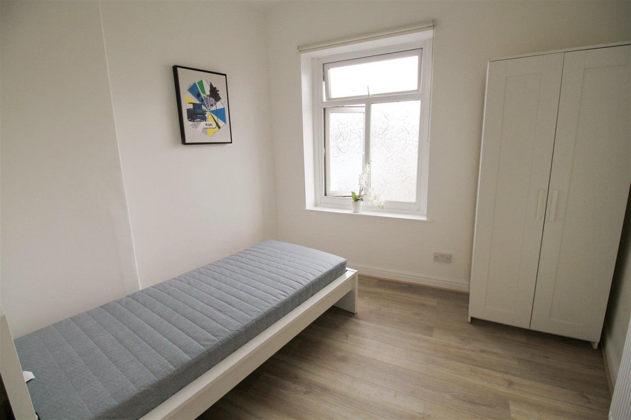 Room Shaw Road in Royton