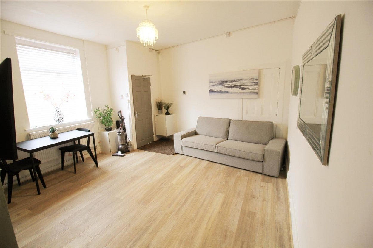 Room Shaw Road in Royton