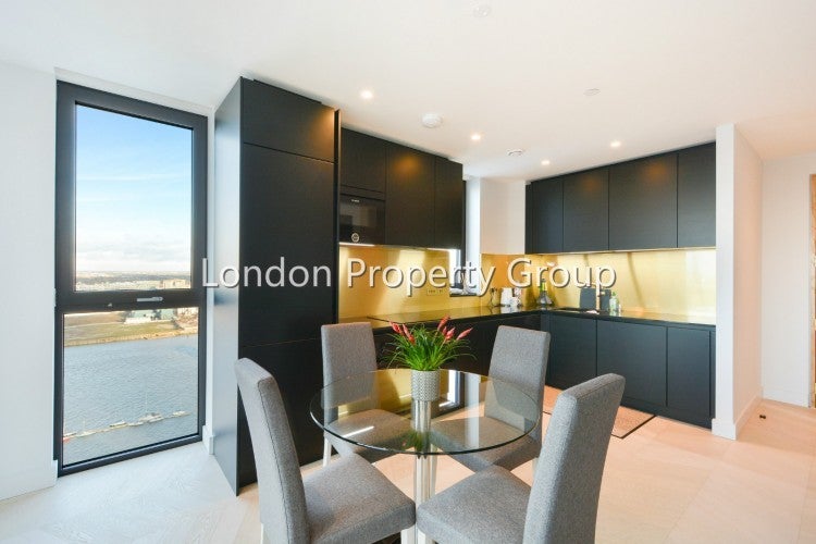 Flat Chandlers Avenue in Greater London