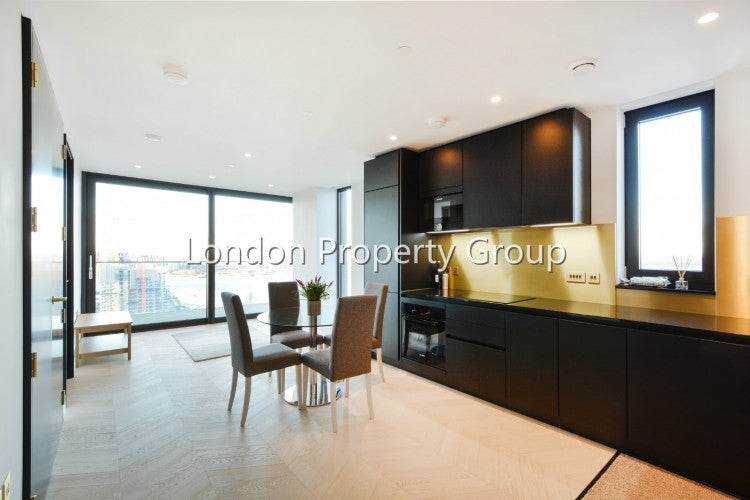 Flat Chandlers Avenue in Greater London