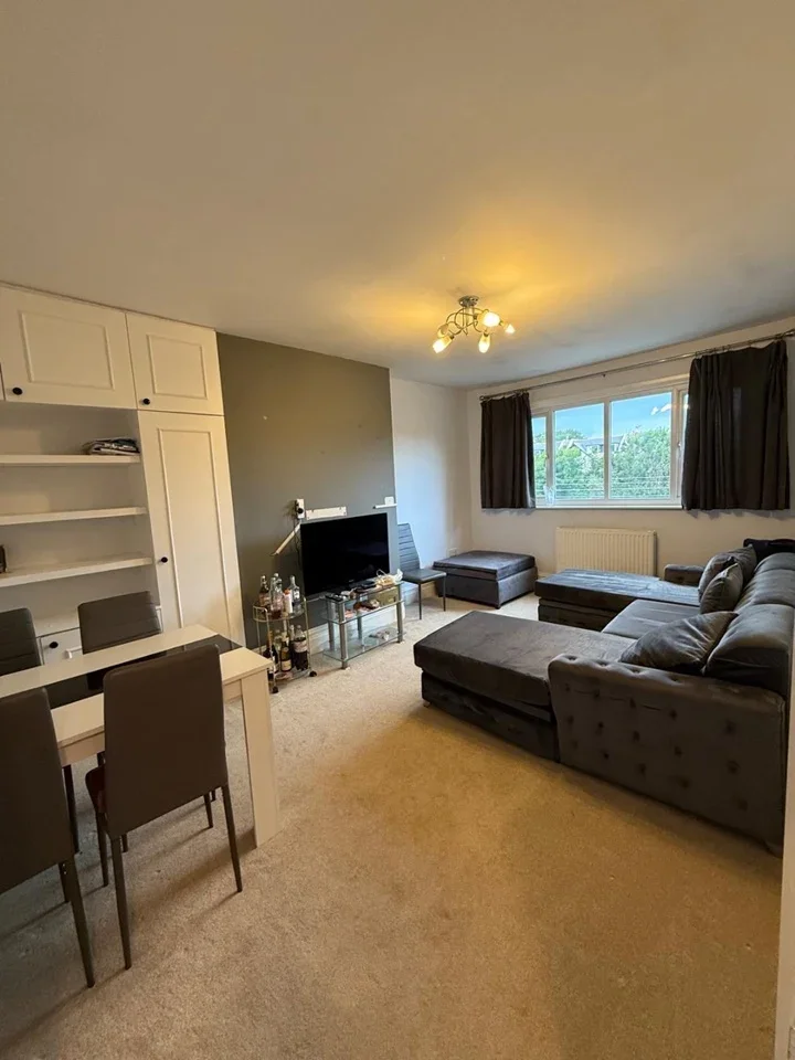 Flat Craven Avenue in Greater London