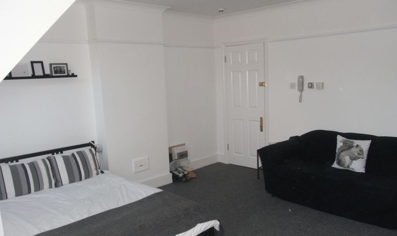 Flat Gleneldon Road in Greater London