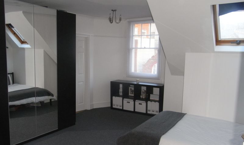 Flat Gleneldon Road in Greater London