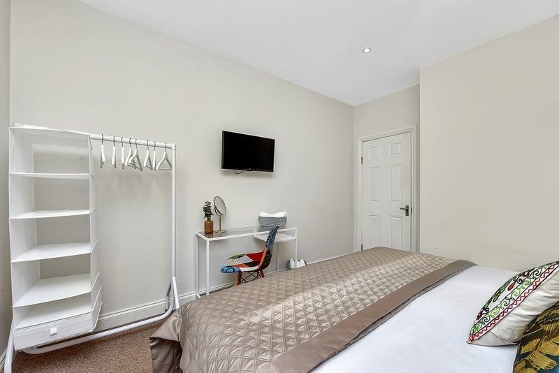 Room Sellincourt Road in Greater London