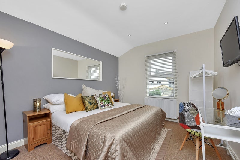 Room Sellincourt Road in Greater London