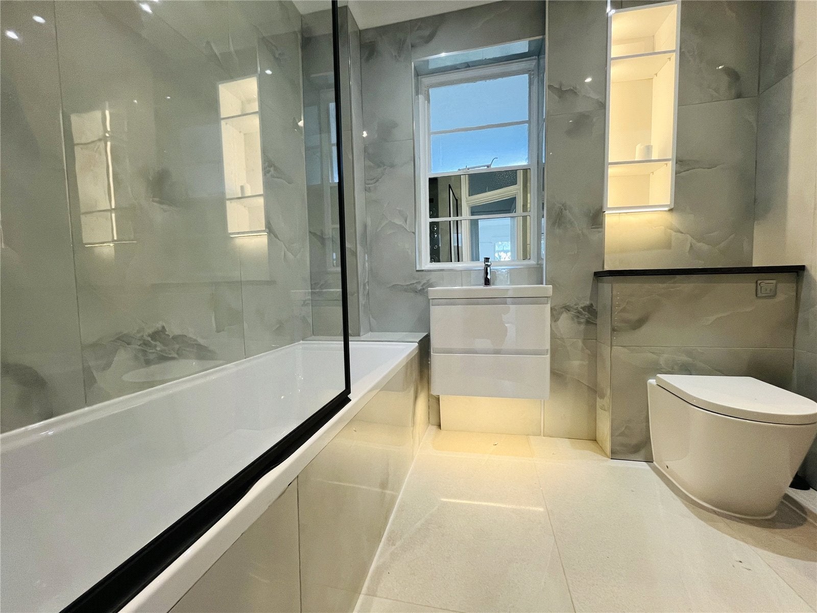 Flat Cresta Court in Greater London