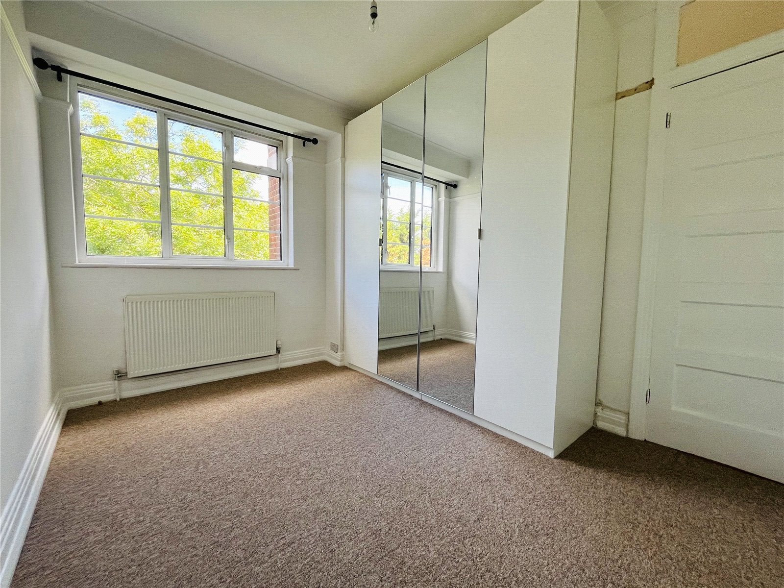 Flat Cresta Court in Greater London